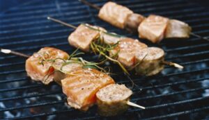 recept Grillad lax på spett med chorizo och vita bönor fiskbilen ishavet.nu