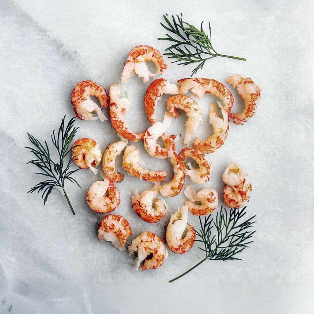 kräftstjärtar på marmor med dill
