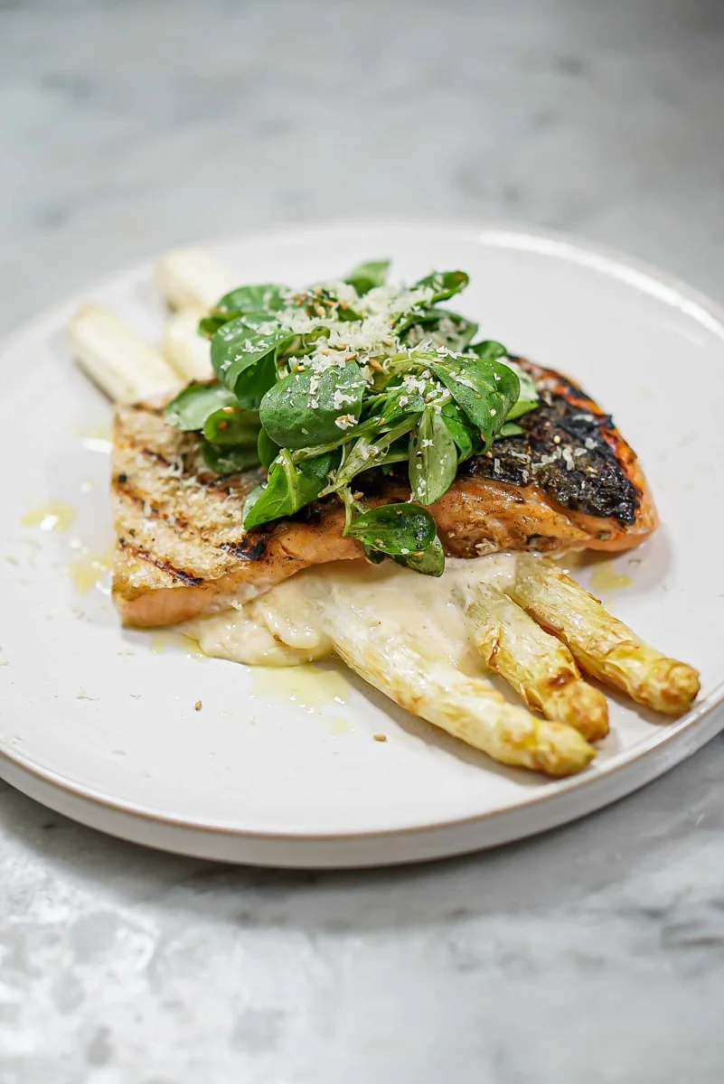 Serveringsförslag: grillade laxportioner med sparris, sallad och Västerbottensostaioli